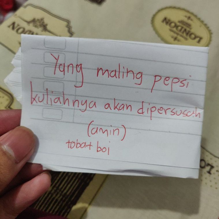 Peringatan kocak yang menempel di pintu kulkas ini bakal bikin kamu langsung bertobat